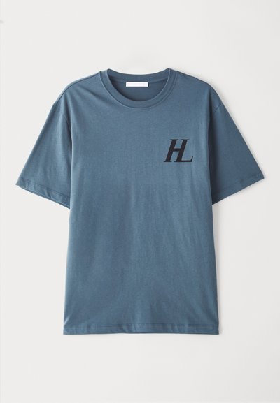 Kortärmad blå bomullströja med en mörk "HL"-logotyp på bröstet. Tyget har en slät textur och en rund halsringning.