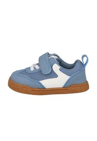 Zapatilla de deporte para niño pequeño en azul y blanco con suela de goma marrón, fabricada en tejido de malla y con cierre de cinta de Velcro, sobre un fondo blanco.