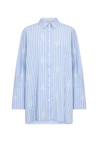 Svetlo modra srajca z gumbi, belimi vertikalnimi črtami in cvetlično vezenje. Ima ostre ovratnike in ohlapne dolge rokave.