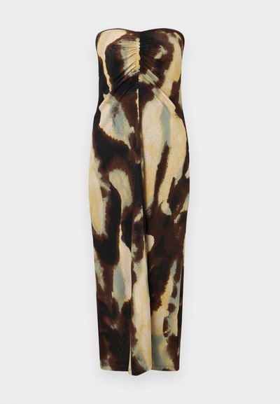 Abito senza spalline con scollatura arricciata, caratterizzato da motivi astratti nei toni del marrone, beige e verde, realizzato in un materiale morbido e elasticizzato.