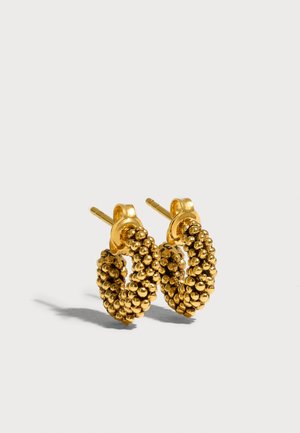 Paire de petites boucles d'oreilles créoles en or avec un design texturé en grappes de perles et tiges droites avec fermoirs papillon sur une surface blanche.