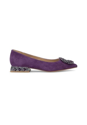 Ballerina in suede viola con punta affusolata e un'ornamentazione decorativa. Presenta un tacco a blocco con motivo e dettagli gioiello.