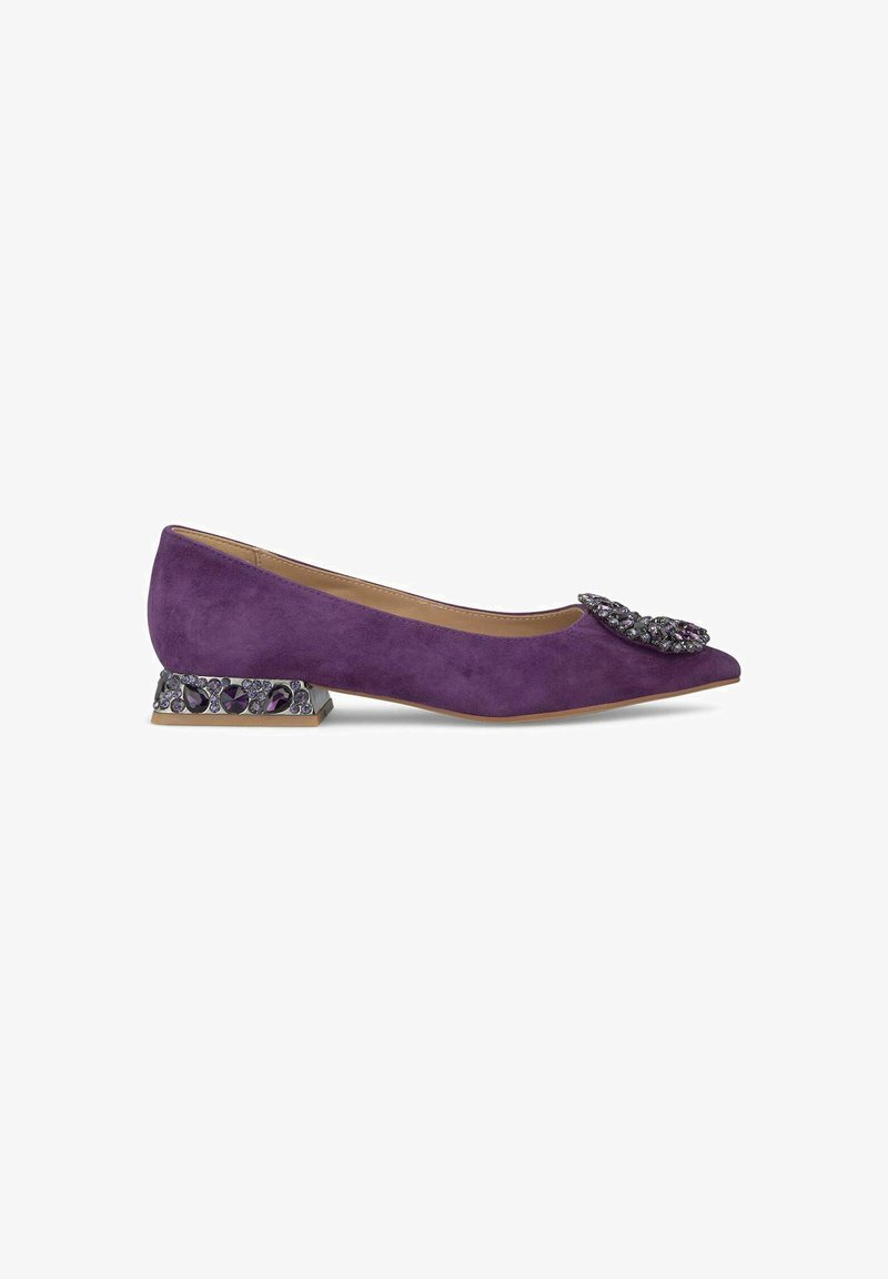 Lila Wildleder-Ballettschuhe mit einer spitzen Zehe und einer dekorativen Verzierung. Ausgestattet mit einem gemusterten Blockabsatz mit Juwelenakzenten.