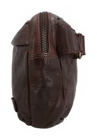 Pochette en cuir marron avec une fermeture éclair sur le dessus et une sangle latérale avec des détails de boucle en métal, vue de côté.