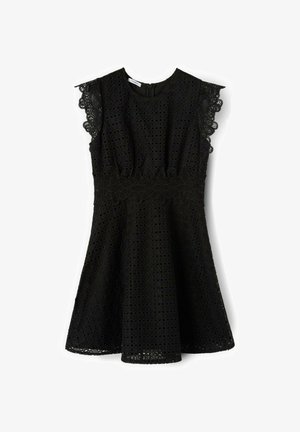 Černé krajkové šaty bez rukávů s vroubkovanými okraji na ramenou, přiléhavým pasem a rozšířenou sukní, zdobené detailním vzorem s průstřihy.