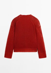 Maglione rosso lavorato a maglia con maniche lunghe, polsini e orlo a coste, caratterizzato da un motivo testurizzato e design a spalla raglan. Vista posteriore mostrata.