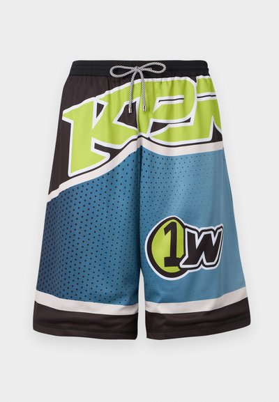 Shorts de plajă în albastru, negru și verde; au un model cu puncte, un logo mare și un șnur la talie. Fabricate din material ușor și respirabil.