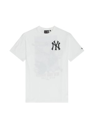 Camiseta de algodón blanca con el logotipo negro de los New York Yankees en el lado izquierdo del pecho y una impresión gráfica desvanecida en el frontal. Manga corta.
