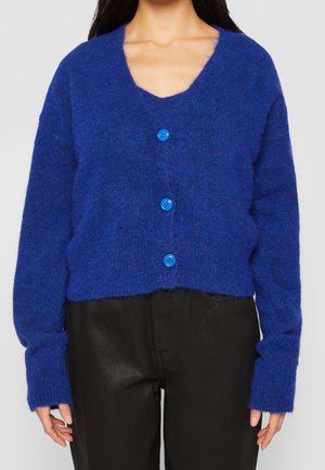 Cardigan tricoté bleu, moelleux, avec un col en V, doté de quatre boutons bleus sur le devant. Design court avec des manches longues.