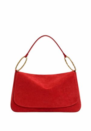 Borsa a tracolla in suede rosso con patta curva, cinturino sottile e anelli ovali dorati intrecciati che collegano il manico alla borsa.