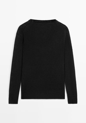 Zwarte, lange mouwen, gebreide trui met een ronde hals, plat uitgespreid weergegeven met de achterkant zichtbaar, met geribbelde boorden en zoom.