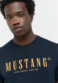 Mustang STYLE AUSTIN - Print T-shirt - blau