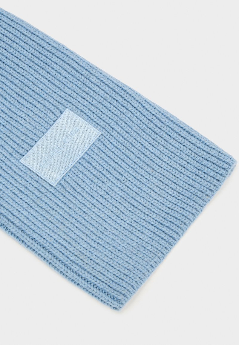 Blauer gestrickter Schal mit gerippter Textur, aus einem weichen Stoff und mit einem rechteckigen Logo-Patch in hellblau.