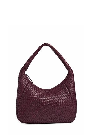 Bolso de piel burdeos trenzada con forma redondeada y un asa trenzada única. Cuenta con un cierre de cremallera y una textura suave.
