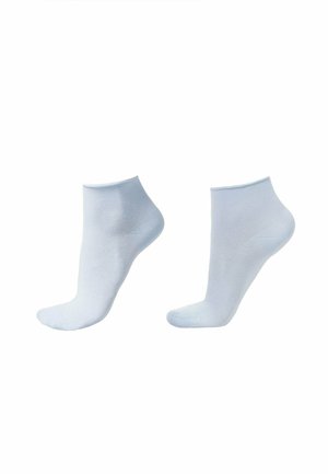 Paire de chaussettes basses bleu clair présentées sur des formes en forme de pied sur fond blanc.