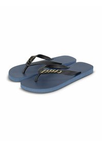 Tongs noires avec un accent de chaîne dorée tressée, dotées d'une semelle intérieure texturée bleue et d'une semelle en caoutchouc durable.