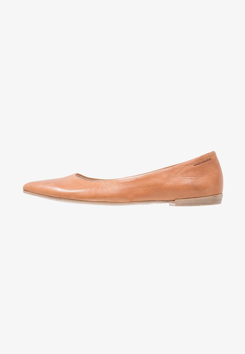Ballerine en cuir fauve avec un bout pointu et un profil bas. Texture lisse, design minimaliste, avec un petit talon plat.