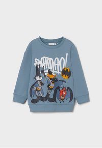 Sudadera azul hecha de una mezcla de algodón con puños acanalados. Cuenta con personajes de dibujos animados disfrazados de Batman con "BATMAN!" en letras blancas en negrita.
