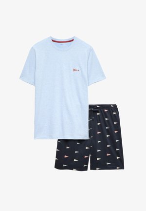 T-shirt bleu clair à manches courtes avec un petit graphisme de fanion rouge sur la poitrine, associé à un short noir avec un motif de fanions multicolores.