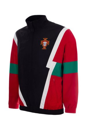 Zwart, rood en groen sportjack met witte schuine strepen en een Portugal voetbalteamembleem op de borst.