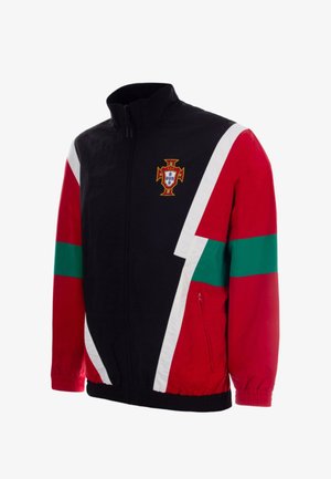 Zwart, rood en groen sportjack met witte schuine strepen en een Portugal voetbalteamembleem op de borst.