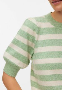 Pull rayé vert et crème en maille douce, avec un col côtelé et des manches courtes bouffantes.