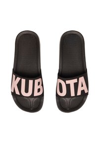 Czarne klapki z teksturowaną wkładką i grubym różowym paskiem z literami "KUBOTA". Gładkie wykończenie i minimalistyczny design.