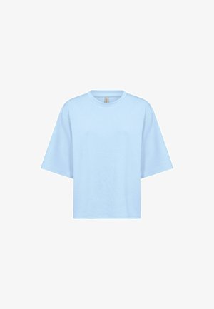 Helesinine puuvillane t-särk, klassikalise ümar kaeluse, lühikeste varrukate ja lõdva lõikega. Omab siledat tekstuuri ja minimalistlikku disaini.