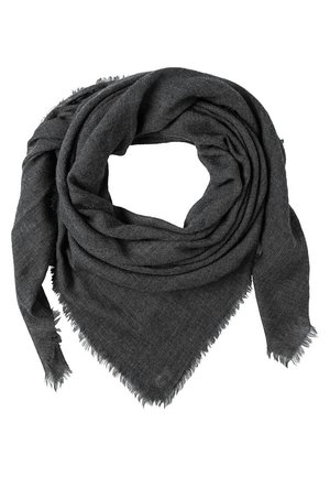 Ciemnoszary trójkątny szalik z frędzlami na krawędziach, luźno zwinięty w okrągły kształt na białym tle.