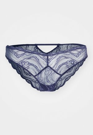 Cueca em renda azul-marinho com um padrão ondulado intrincado, bordas recortadas e um pequeno detalhe em recorte na frente, exibindo uma textura transparente.