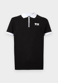 Μαύρο πόλο κοντομάνικο με λευκό γιακά και μανσέτες στα μανίκια, φερμουάρ μπροστά και μικρό λευκό λογότυπο με γυαλιά ηλίου και κείμενο "Karl Lagerfeld".