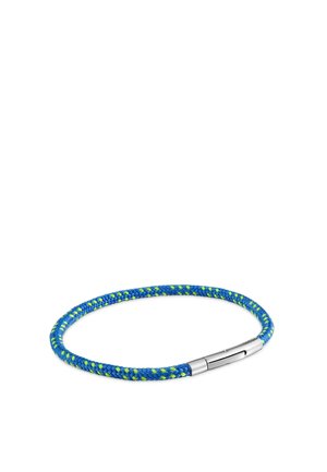 Bracelet en cordelette tressée bleue et verte avec une élégante fermeture magnétique argentée sur fond blanc.