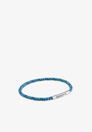 Bracelet en cordelette tressée bleue et verte avec une élégante fermeture magnétique argentée sur fond blanc.