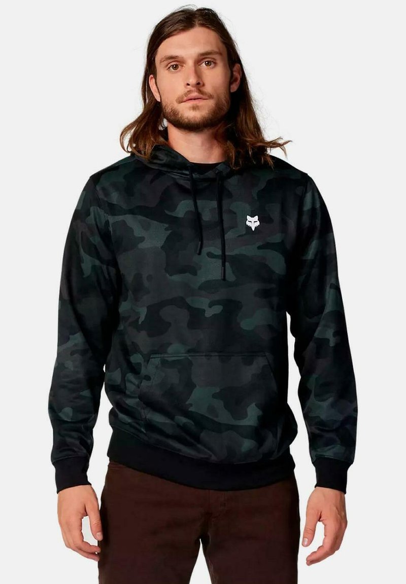 Sudadera con capucha de camuflaje en negro y verde oscuro, hecha de una tela suave, con un bolsillo delantero y un pequeño logo en el pecho. Capucha con cordón ajustable.