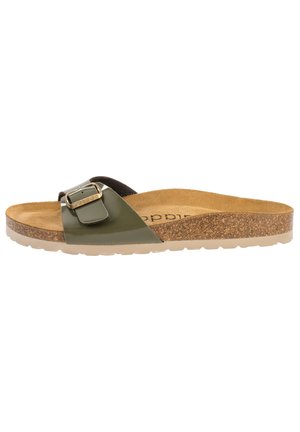 Enkelt olivengrøn slidesandal med korksål, beige bund og justerbar rem med spænde på hvid baggrund.