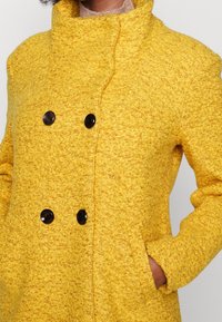 ONLY Petite Kort kappa / rock - yellow