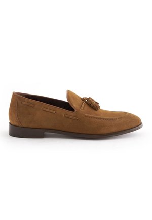 Brauner Wildleder-Herrenloafer mit Quasten oben, niedrigem Absatz und genähten Details entlang der Seiten und im Zehenbereich.