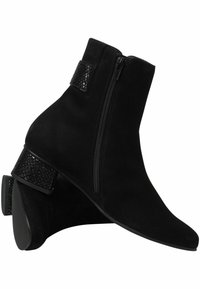 Stivali alla caviglia neri in suede con chiusura a zip. Presentano un tacco scolpito geometrico unico, accentuato da un materiale nero texturizzato.