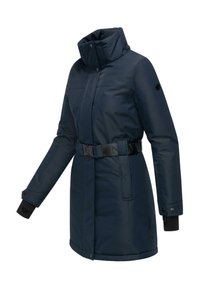 Manteau isolé bleu marine avec un col haut, une taille ceinturée, et un tissu multi-texturé avec des poignets réglables. Poches avant visibles.