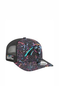 Casquette de baseball avec un dos en maille noire, motif éclaboussé coloré et logo de l'équipe brodé à l'avant. Elle présente une visière plate et une sangle réglable.