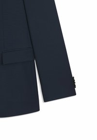 Giacca da abito blu navy con un design strutturato, texture liscia, rever a lancia e bottoni decorativi sui polsini. Patta della tasca visibile.