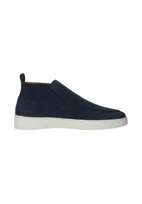 Scarpa slip-on in suede blu navy con punta arrotondata, dettagli in pelle beige a contrasto e suola in gomma bianca, caratterizzata da cuciture minime.