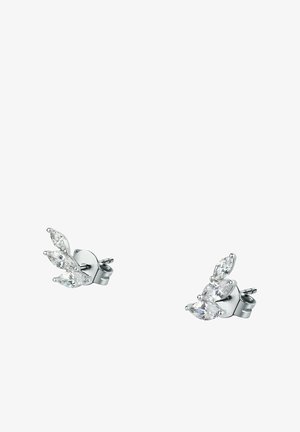 Boucles d'oreilles en argent avec trois pierres précieuses taillées en marquise disposées en une grappe en forme de feuille sur chaque boucle.