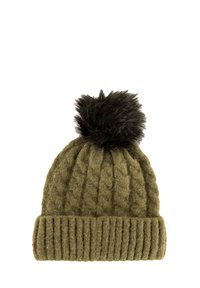 Gorro de punto verde oliva con un patrón de trenzas grueso, decorado con un pompón de piel sintética negra en la parte superior y un borde acanalado.