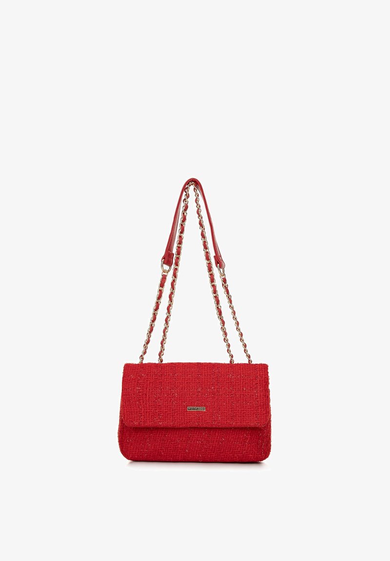 Sac à main texturé rouge de forme rectangulaire, doté d'une fermeture à rabat et d'une double chaîne. Le matériel d'accentue ajoute du détail au design.