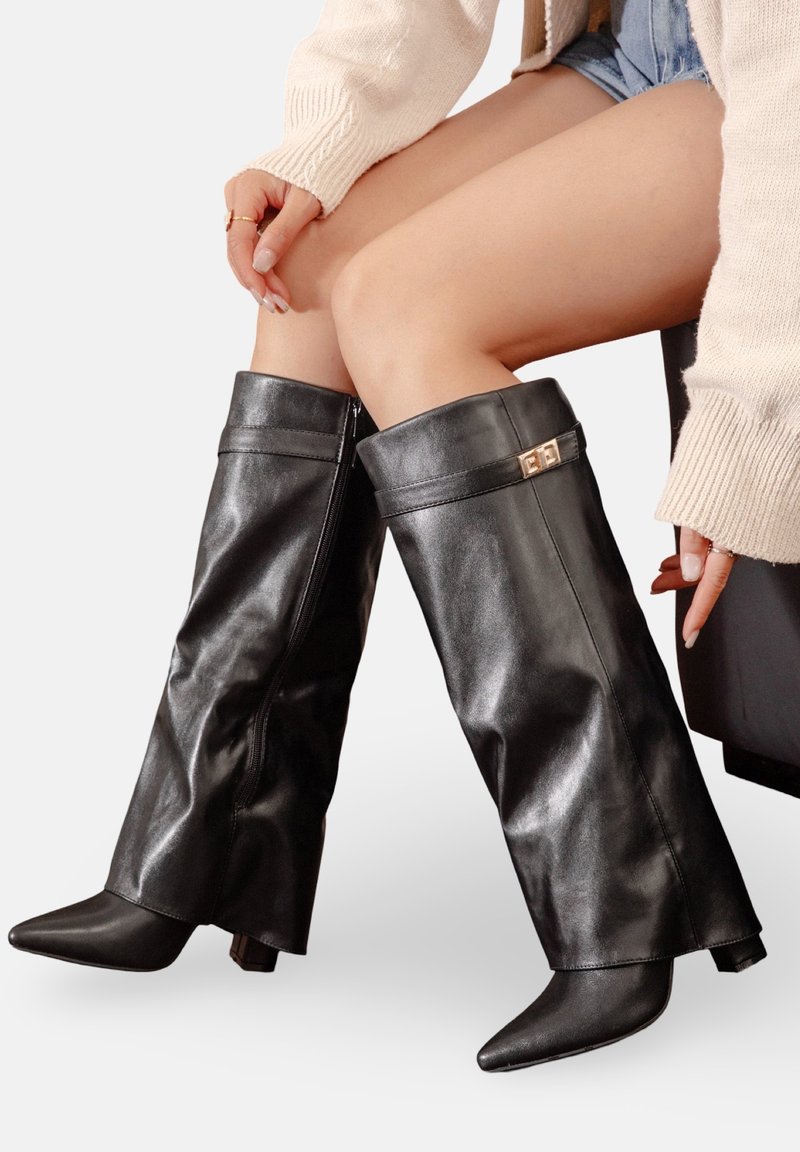 Bottes noires montantes en cuir brillant, dotées d'un rebord replié, d'une fermeture en accent doré, d'un bout pointu et d'un talon épais bas.
