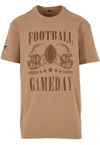 Klassisk tan farvet bomulds t-shirt med teksten "FOOTBALL GAMEDAY", fodboldgrafik og hjelme i bruntryk; korte ærmer, klassisk crew neck stil.