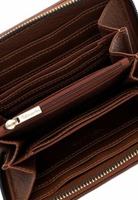 Braune Lederbörse mit mehreren Kartenfächern, einem Reißverschlussfach und einem strukturierten Innenraum. goldene Hardware-Akzente entlang des Reißverschlusses.