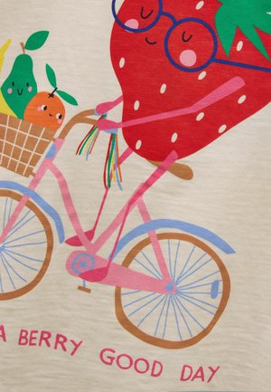 Truskawka w okularach jadąca na różowym rowerze, niosąca koszyk z uśmiechniętą gruszką i pomarańczą, z napisem "A berry good day" poniżej.