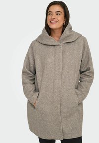 Šedý, texturovaný vlněný kabát s velkou kapucí, předním zapínáním na knoflíky a bočními kapsami, s volným střihem a oversized siluetou.